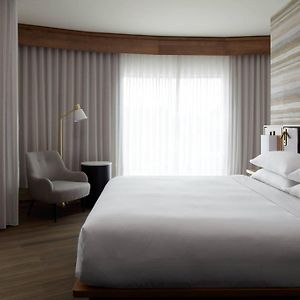Zimmer mit Kingsize-Bett